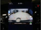 後方の映像を車内の11.6インチディスプレイに表示。 ステアリング操作に連動して動くガイドラインが、駐車や車庫入れをよりスムーズにサポート。狭いスペースでも安心して操作できる頼れる機能です。