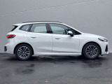 ★BMWエマージェンシーサービス:24時間、様々なトラブルの応急処置のアドバイス、出張修理やレッカー手配、お客様の交通手段やホテルの確保、そして場合によってはその費用までをも負担するというサービスです。
