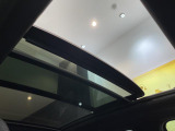 【電動パノラマルーフ】BMWのパノラマルーフは開閉が目的でなく、ルーフと一体感のある構造によって、より解放感を実現しているのが特徴です。