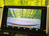 【バックカメラ】駐車時に後方がリアルタイム映像で確認できます。大型商業施設や立体駐車場での駐車時や、夜間のバック時に大活躍!運転スキルに関わらず、今や必須となった装備のひとつです!