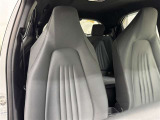 高いホールド性で運転姿勢が安定します。長距離ドライブでも疲れにくいのが魅力です。