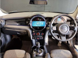 MINIの内装はとにかく『円』に拘ったデザインコンセプトが一目で伝わってきます。これほど円形に拘った車は他に御座いません。伝統のデザイン、トグルスイッチなど遊び心のある内装で御座います。