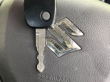 【キーレス】少し離れた場所からでもボタン一つでドアの開錠・施錠ができるのでとっても便利!ドアの鍵穴周りに傷をつけることもありません♪