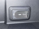 充電用USB端子付き。スマートフォンなどの充電に便利です。