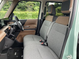 洗練されたデザインの室内空間。運転に集中できる、シンプルで機能的なレイアウトです。快適なドライブをサポートする装備も充実しています。