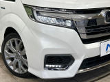 【LEDヘッドライト】悪天候や夜間走行時も良好な視界を確保し安心して運転できる高輝度LEDヘッドライトを装備!点灯速度が早く、消費電力も抑えられています。