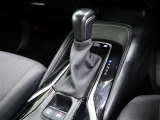 CVT(無段変速)のオートマチックです。フロアシフトがとても使い易いです。また高燃費に貢献するのもこのオートマチックです(*^_^*)