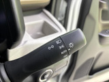 操作しやすい位置に配置されたウインカーレバーで、スムーズな車線変更をサポートします。直感的な操作感で、安全運転に貢献します。