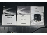 説明書も付いております。お車の操作方法や、トラブル回避方法が記載されているため、意外と役に立ちます。