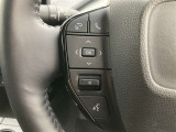 運転中、オーディオの操作をしてて、ハッとしたことはありませんか?ステアリングスイッチは、運転中でもハンドルでオーディオの操作が可能です。安全なドライブをサポートします。