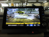 バックカメラの画像です。ガイドラインがスムースな車庫入れをサポートいたします。車庫入れの安心感がアップしますね。