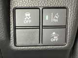 Hondaセンシング用の、VSA(ABS+TCS+横滑り抑制)解除と路外逸脱抑制機能のオンオフスイッチなどはハンドルの右側に装備しています。