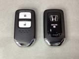 スマートキーを装備しています。鍵を差し込むことなくドアロックの開け閉めと、スタートボタン操作でのエンジンスタートができます。スペアキーも同じものを用意しております。