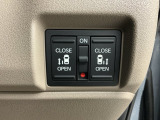 狭い所でも乗り降り楽々な両側電動スライドドアです!簡単にドアの開閉が出来る為女性やお年寄りにも優しく、荷物で手が塞がった時なども大変便利です!