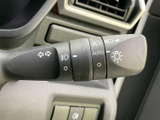 操作しやすい位置に配置されたウインカーレバー。スムーズな操作で、安全な車線変更をサポートします。オートリターン機能で、運転の負担を軽減します。