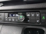 車内の温度管理に便利なオートエアコン☆