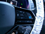 プロパイロット搭載です。アクセル、ブレーキを自動でコントロールして前のクルマとの車間距離を保つ手助けをします。