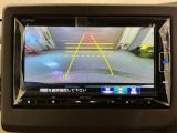 リバースギアに入れるだけで後方の表示へ切り替わります。夜間や雨の日の駐車も楽になりますよ。