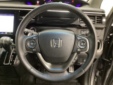 ハンドルにHondaセンシング系のクルーズコントロールやレーンキープアシストなどのスイッチと、オーディオの操作スイッチが装備されています。ハンドルから手を離さず安全に操作できます。