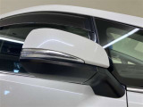 サイドターンランプ付きドラミラーは右折、左折時に車は歩行者等からの視認性を確保します。