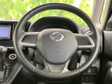 握りやすいステアリングは、運転操作をスムーズにします。程よい太さで、確実なハンドリングを実現。快適なドライビングをサポートします。