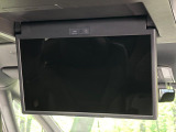 【13.2型有機ELフリップダウン】三列目からでも迫力のエンタメが観れる大画面フリップダウン。有機ELのモニターでは、一般的なフリップダウンよりも高コントラストでキレイな映像を楽しめます。