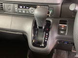 シフトはインパネシフト、パーキングブレーキは電子制御なので運転席と助手席の間はすっきりしています。