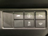 Hondaセンシング用の、VSA(ABS+TCS+横滑り抑制)解除と路外逸脱抑制機能のオンオフスイッチなどはハンドルの右側に装備しています。