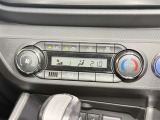 【オートエアコン】「AUTO」スイッチを押すだけで、冷暖房の切り替えや風量、吹き出し口の調整などを自動で行います。