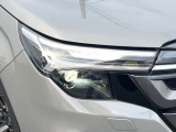【LEDヘッドライト】悪天候や夜間走行時も良好な視界を確保し安心して運転できる高輝度LEDヘッドライトを装備!点灯速度が早く、消費電力も抑えられています。