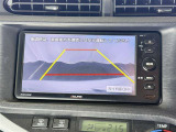 【バックガイドモニター】車両後方の映像をナビ画面に表示し、駐車などの後退操作をサポートします。