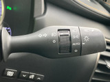 操作しやすい位置に配置されたウインカーレバー。直感的な操作で、安全な車線変更をサポートします。ライト類の操作もスムーズです。