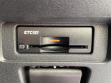 【ETC】有料道路を利用する際に料金所で停止することなく通過できる、ETC車載器(ノンストップ自動料金収受システム機器)が装備されています。セットアップを行うことで利用可能になります。
