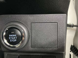 スマートキーを携帯していればキーを取り出さずにドアを施錠&解錠。クルマの始動も可能です。