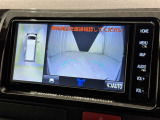 パノラミックビューモニターを装備。駐車場や交差点でクルマを真上から見るように周囲を確認できます。機能の詳細は販売店スタッフまでおたずねください。