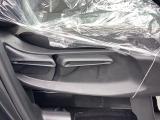 運転席には座面の高さを調整できるアジャスターが付いております☆