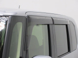 車内の空気の入れ替えだけでなく、雨天時の雨の入り込みや紫外線防止にも役立つドアバイザー装着済みです。