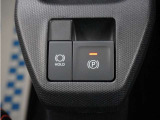 電子制御パーキングブレーキ搭載で指一本で簡単に操作することができます。さらに停車中に、ブレーキペダルを踏み続けなくても、自動的にブレーキを保持する機能である、オートマチックブレーキホールド付きです。