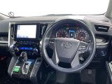 運転席まわりです。 各操作スイッチは使いやすい位置に配置されてます。