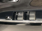 パワーウィンドのスイッチです。運転席に座りながら、助手席や後席の窓を開け閉めできるので大変便利ですよ。