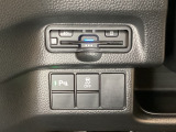 ハンドルの左下にETCがついています。高速道路の料金所の通過も楽々です。 カードの取り出しもしやすい場所についています。