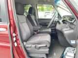 体を包み込む形のシートなので、長時間運転しても疲れません。