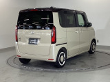 スライドドアは通常のドアに比べて、車のボディーに対し平行に開閉し、開けてもスペースを取りません。出入り口が大きいドアはお子様のいるご家庭はもちろん、混んだ駐車場でも大活躍です!