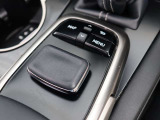 『1台』のお車に対して、3名体制で日々議論を重ね仕入れを行っております。