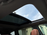 チルトアップ機構付き電動スモークドガラスサンルーフ搭載。サンルーフを開けると、開放感のあるドライブが楽しめます!