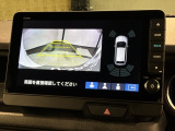 リバースギアに入れるだけで後方の表示へ切り替わります。夜間や雨の日の駐車も楽になりますよ。