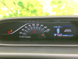 視認性の高いメーターで、運転に必要な情報をしっかり確認できます。運転席をスタイリッシュに演出するデザインです。
