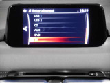 【マツダコネクト】ラジオ・テレビ/Bluetoothオーディオ、その他アプリケーションなどの機能で楽しむことができます。