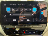 3ゾーンフルオートエアコンを装備。運転席と助手席、後部座席がそれぞれ独立して温度の設定ができます。