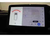 前後に装備されたセンサーで障害物(静止物)を検知。ディスプレイ表示と音でお知らせ。誤発進抑制のパーキングサポートブレーキ搭載しています。